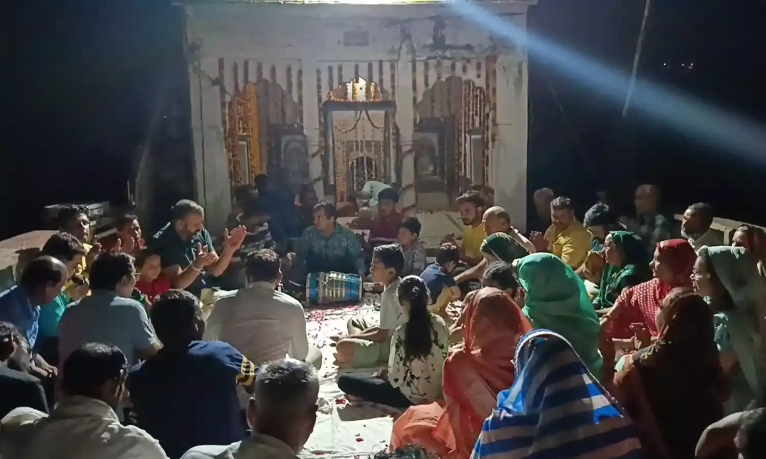 सुंदरकांड मंडल का सामूहिक पाठ श्री हजारेश्वर महादेव मंदिर में  संपन्न