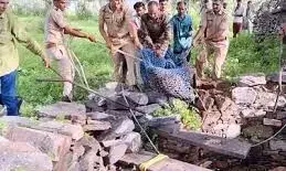 गाय का शिकार करने आया लेपर्ड कुएं में गिरा, ढाई घंटे चला रेस्क्यू ऑपरेशन