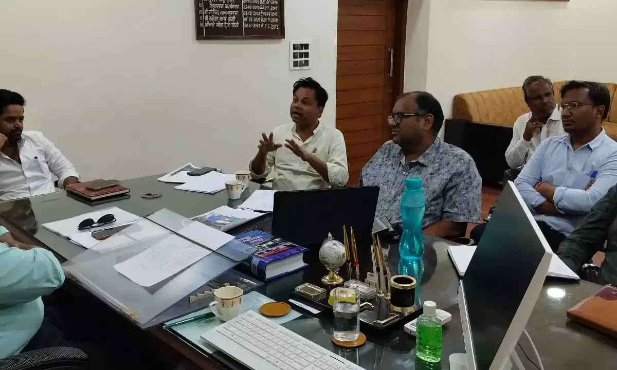 घर-घर कचरा संग्रहण व्यवस्था को सुदृढ़ करने हेतु प्रशासक ने ली बैठक