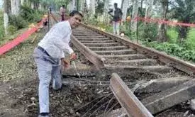 चक्रधरपुर रेल डिवीजन में नक्सलियों ने उड़ाया ट्रैक, बड़ा हादसा टला