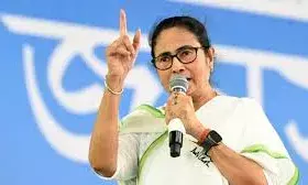 दुर्गा पूजा के लिए 1 लाख रुपये देने पर ममता बनर्जी पर भड़की भाजपा, कहा- दान बांट रही सरकार