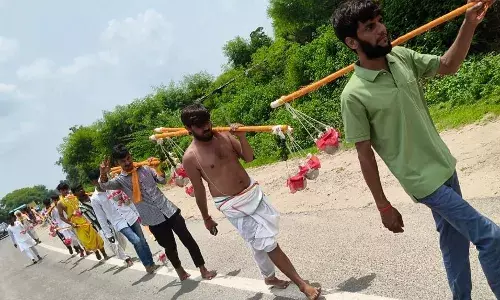 त्रिवेणी संगम के जल से भोलेनाथ का किया जलाभिषेक