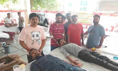 100 यूनिट किया रक्तदान