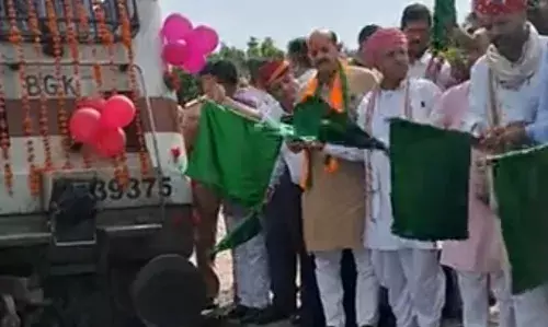 नई ट्रेन दौराई (अजमेर)-गोड्डा को केंद्र मंत्री चौधरी ने हरि झंडी दिखाकर किया रवाना