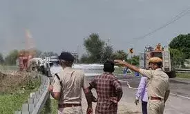 केमिकल से भरा टैंकर पलटा, भीषण आग से मचा हड़कंप