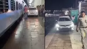 नशे में धुत युवक ने कहा - मैं फौजी हूं, यात्रियों में मची भगदड़