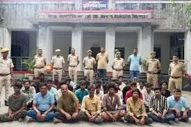 पुलिसकर्मियों ने 220 ठिकानों पर की ताबड़तोड़ छापेमारी, अपराधियों में मच गई खलबली पुलिसकर्मियों ने 220 ठिकानों पर की ताबड़तोड़ छापेमारी, अपराधियों में मच गई खलबली
