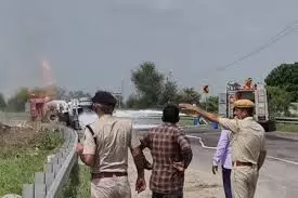 केमिकल से भरा टैंकर पलटा, भीषण आग से मचा हड़कंप