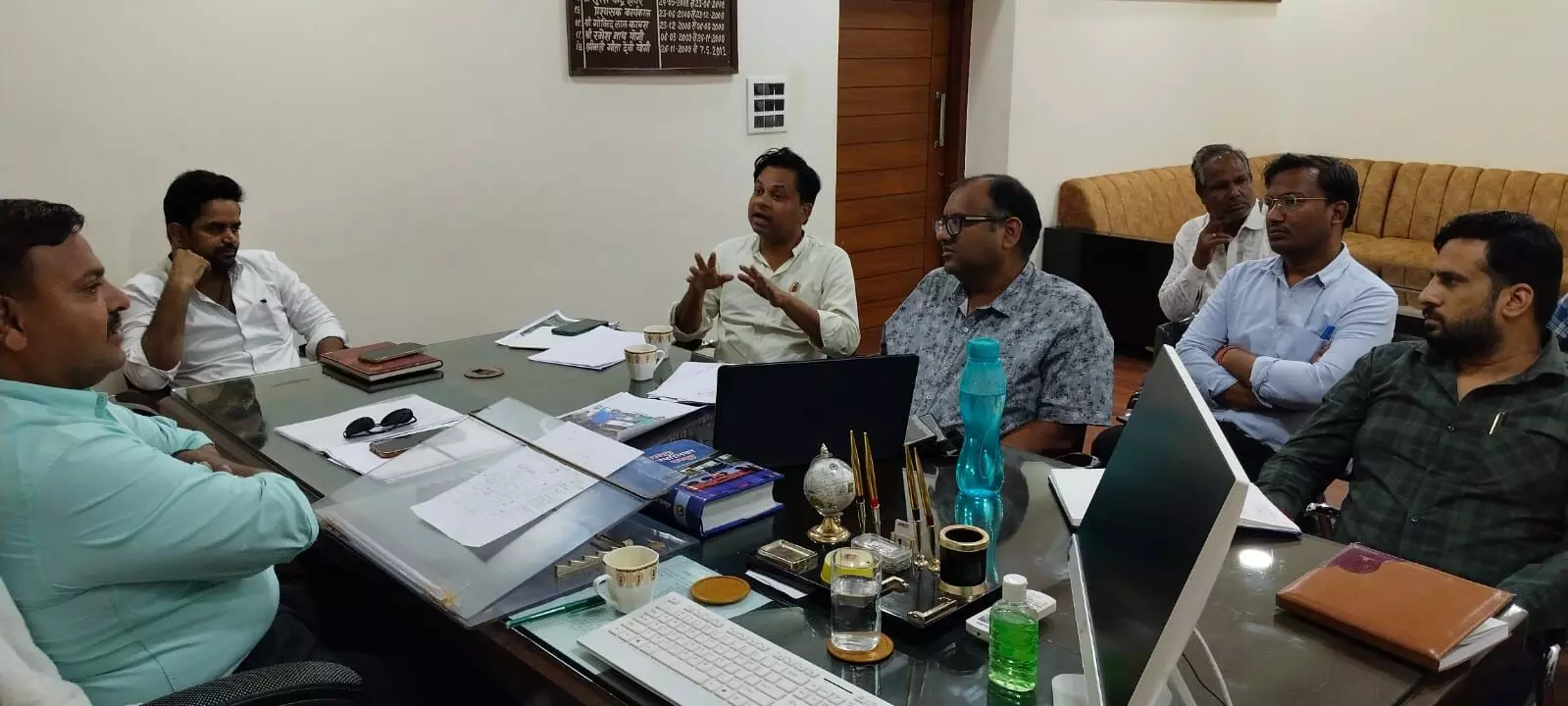 घर-घर कचरा संग्रहण व्यवस्था को सुदृढ़ करने हेतु प्रशासक ने ली बैठक