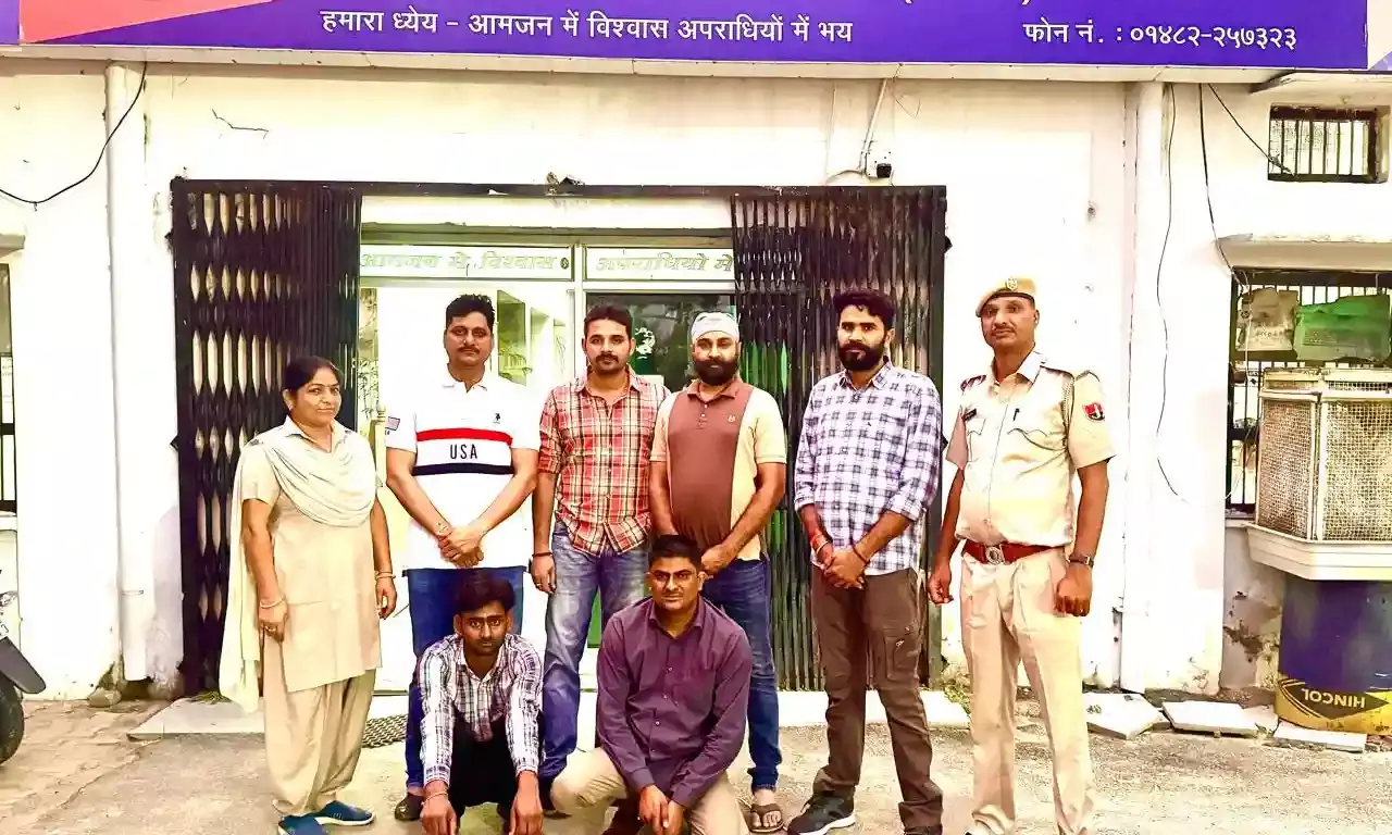 पुलिस ने अवैध अंग्रेजी शराब की बड़ी खेप पकड़ी, दो मुख्य आरोपी गिरफ्तार पुलिस ने अवैध अंग्रेजी शराब की बड़ी खेप पकड़ी, दो मुख्य आरोपी गिरफ्तार