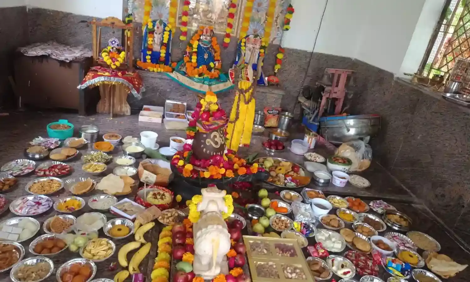 श्री नर्मदेश्वर महादेव मंदिर पर चढ़ाया छप्पन भोग प्रसाद