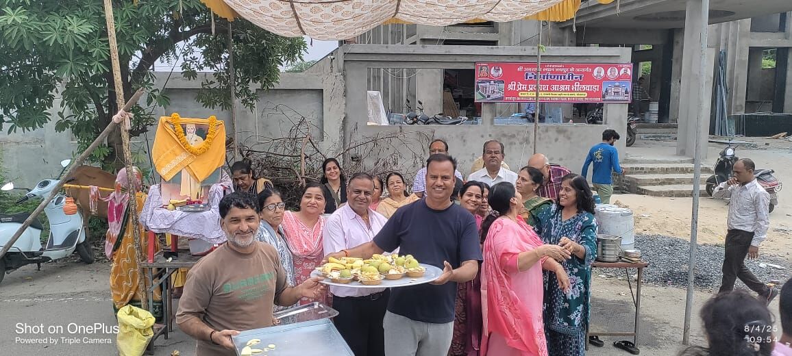 श्री प्रेमप्रकाश आश्रम में प्रसाद वितरण