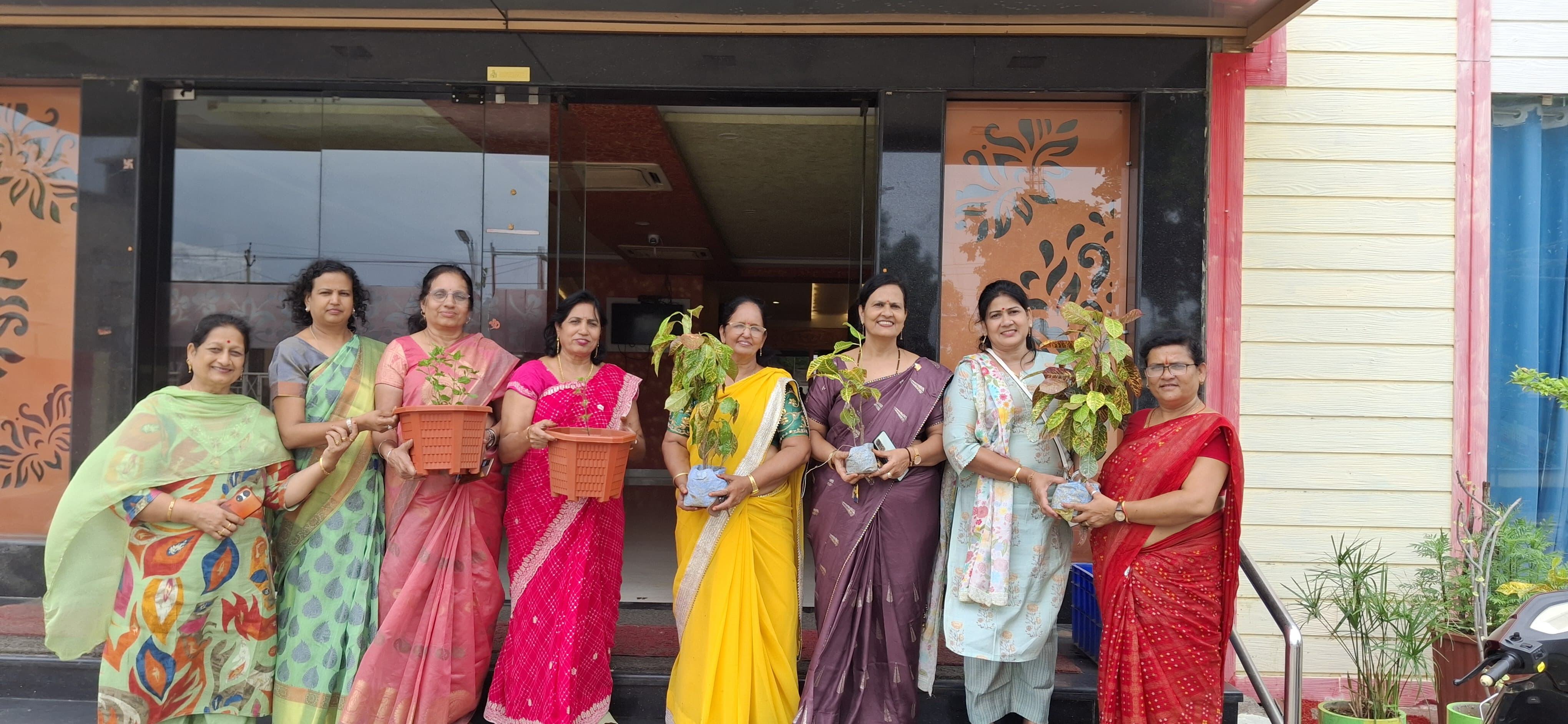 वी क्लब ने किया पौधारोपण