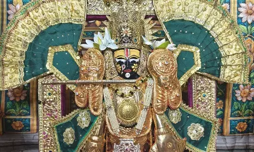 श्री सांवलिया सेठ को भेंट की सोने चांदी की पोशाक, दर्शन को उमड़े भक्त