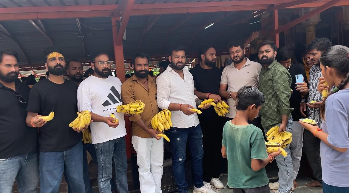 हरणी महादेव मंदिर में 101 किलो फल का प्रसाद वितरित