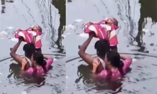 गर्दन तक पानी, सिर पर नवजात,