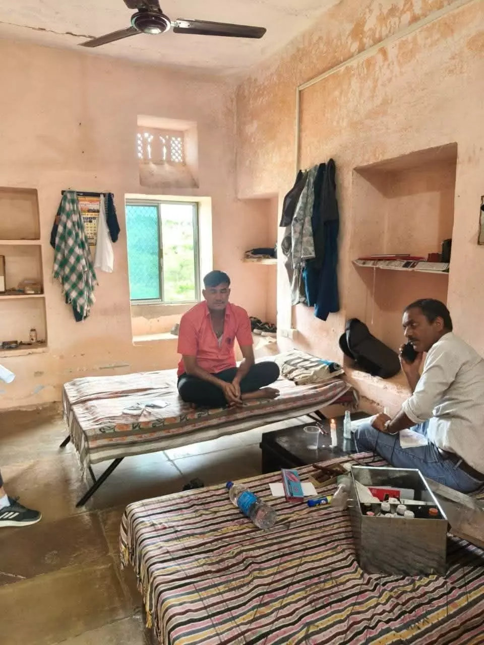 भ्रष्टाचार निरोधक ब्यूरो ने रिश्वत लेते पकड़ा पुलिसकर्मी, थानाधिकारी की भूमिका संदिग्ध भ्रष्टाचार निरोधक ब्यूरो ने रिश्वत लेते पकड़ा पुलिसकर्मी, थानाधिकारी की भूमिका संदिग्ध