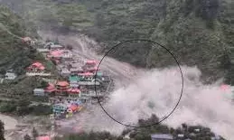 बादल फटने से धराली में आई विनाशकारी बाढ़, 10 से 12 मजदूरों के मलबे में दबे होने की आशंका