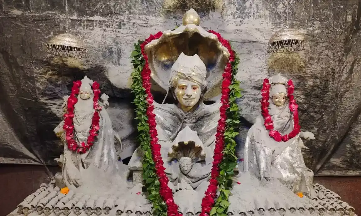 कावड़ यात्रा के साथ ठाकुर जी का किया सहस्त्र धारा अभिषेक