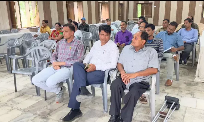 स्वतंत्रता दिवस की बैठक में अधिकांश अधिकारी और स्कूल कार्मिकों रहे अनुपस्थिति