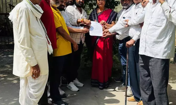 कुंडिया कला विद्यालय भवन की जर्जर हालत को लेकर जिला शिक्षा अधिकारी को सौंपा ज्ञापन