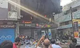 शहडोल के हृदयस्थल में भीषण आग, 50 से अधिक दुकानें जलकर खाक, कई लोगों के फंसे होने की आशंका