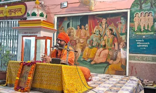 जीवन का हर पल श्रेष्ठ कर्मों में लगाएं: स्वामी अच्युतानंद जीवन का हर पल श्रेष्ठ कर्मों में लगाएं: स्वामी अच्युतानंद