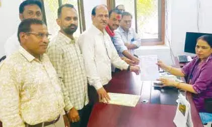 भीलवाड़ा में रिटायरमेंट पार्टी पर रोक के आदेश पर कर्मचारियों ने क‍िया विरोध, सौंपा ज्ञापन