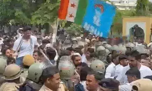जयपुर में सचिन पायलट पर वाटर कैनन चलाई:NSUI के राष्ट्रीय अध्यक्ष का मोबाइल चोरी, छात्रसंघ चुनाव की मांग को लेकर प्रदर्शन