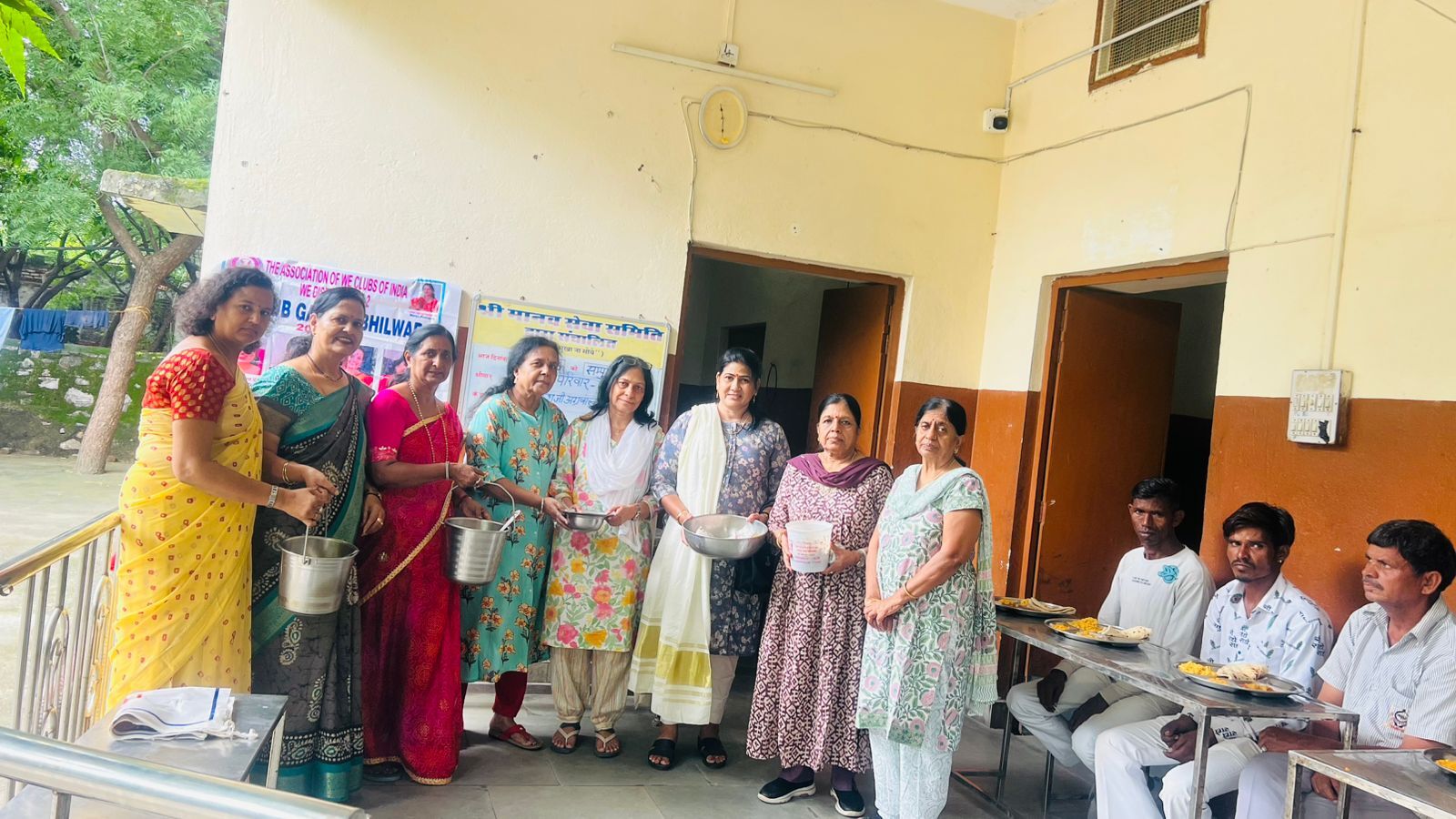 वी क्लब गौरव और जॉइंट्स सहेली ने जरूरतमंदों को खिलाया भोजन