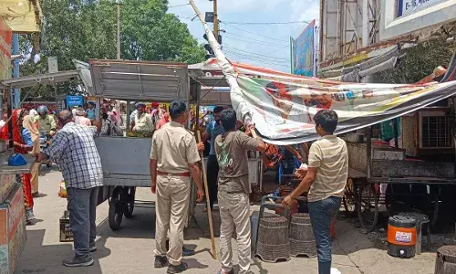 नगर निगम द्वारा नेहरू रोड पर हटाए गए अस्थाई अतिक्रमण