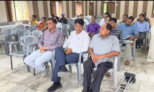 स्वतंत्रता दिवस की बैठक में अधिकांश अधिकारी और स्कूल कार्मिकों रहे अनुपस्थिति