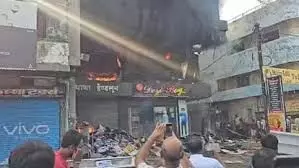 शहडोल के हृदयस्थल में भीषण आग, 50 से अधिक दुकानें जलकर खाक, कई लोगों के फंसे होने की आशंका