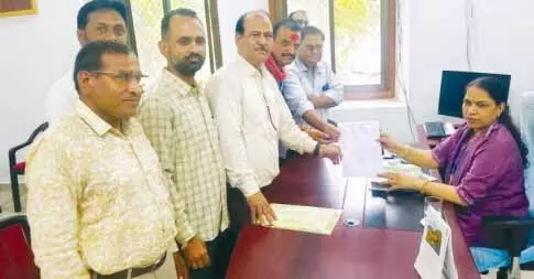 भीलवाड़ा में रिटायरमेंट पार्टी पर रोक के आदेश पर कर्मचारियों ने क‍िया विरोध, सौंपा ज्ञापन