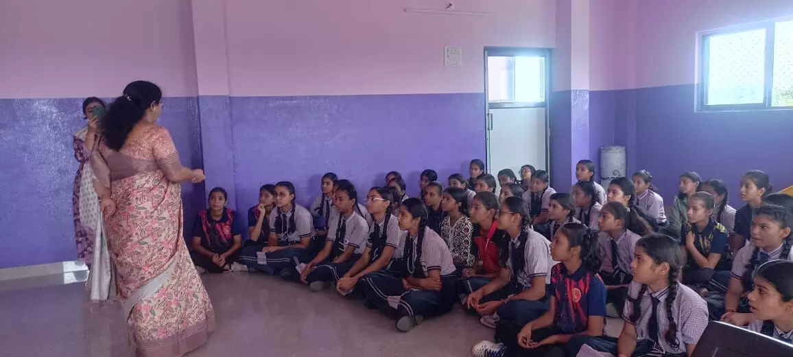 जिलेभर की स्कूलों में एनीमिया जांच और आयरन गोली वितरण जिलेभर की स्कूलों में एनीमिया जांच और आयरन गोली वितरण