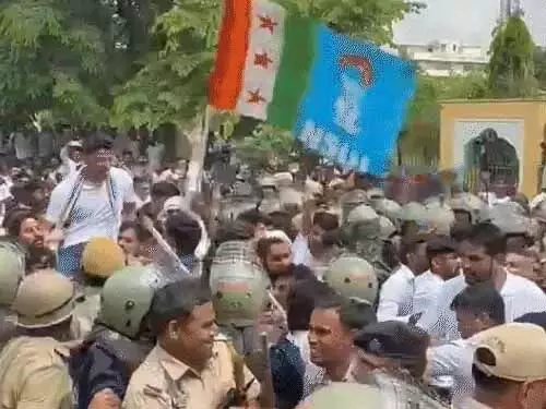 जयपुर में सचिन पायलट पर वाटर कैनन चलाई:NSUI के राष्ट्रीय अध्यक्ष का मोबाइल चोरी, छात्रसंघ चुनाव की मांग को लेकर प्रदर्शन जयपुर में सचिन पायलट पर वाटर कैनन चलाई:NSUI के राष्ट्रीय अध्यक्ष का मोबाइल चोरी, छात्रसंघ चुनाव की मांग को लेकर प्रदर्शन