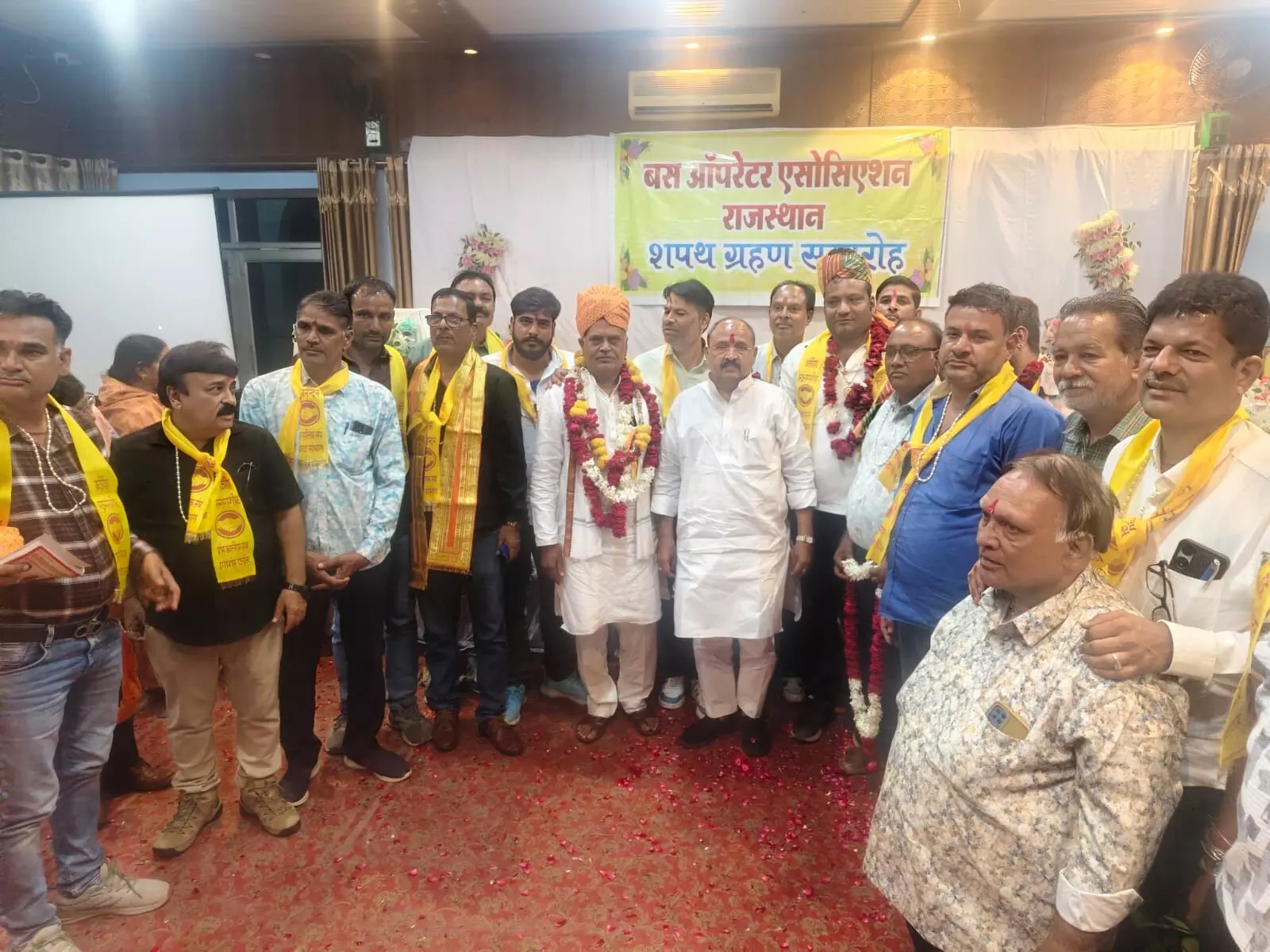 प्रदेश अध्यक्ष ने किया भीलवाड़ा जिला अध्यक्ष मोगरा का सम्मान प्रदेश अध्यक्ष ने किया भीलवाड़ा जिला अध्यक्ष मोगरा का सम्मान