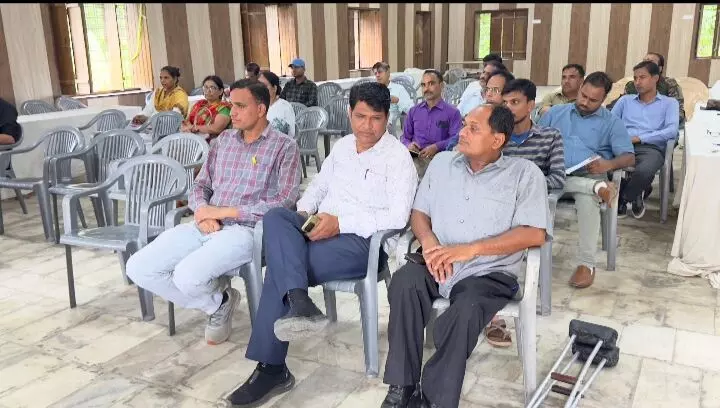 स्वतंत्रता दिवस की बैठक में अधिकांश अधिकारी और स्कूल कार्मिकों रहे अनुपस्थिति स्वतंत्रता दिवस की बैठक में अधिकांश अधिकारी और स्कूल कार्मिकों रहे अनुपस्थिति