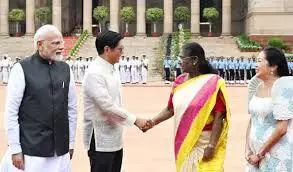 राष्ट्रपति मुर्मू ने किया मार्कोस का स्वागत; कहा- भारत और फिलीपींस के बीच गहरा रिश्ता राष्ट्रपति मुर्मू ने किया मार्कोस का स्वागत; कहा- भारत और फिलीपींस के बीच गहरा रिश्ता