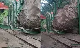 हरिद्वार-मोतीचूर रेलवे ट्रैक पर गिरा बोल्डर,उदयपुर-हरिद्वार एक्सप्रेस    रास्ते में अटकी