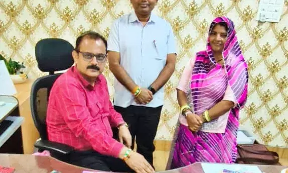 राजीविका की बहनों ने कलक्टर को बांधा रक्षासूत्र