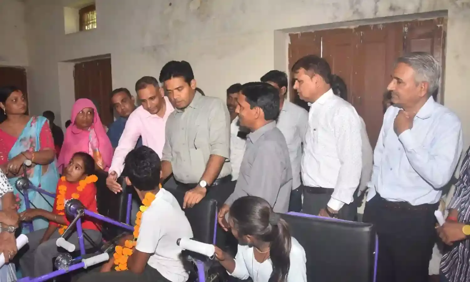 बच्चों को सीवीआरटी संस्थान द्वारा स्टेशनरी किट वितरित