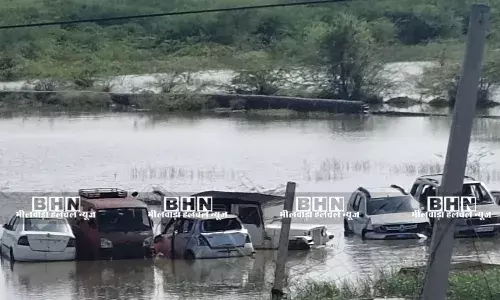 आसींद थाना परिसर बना कबाड़खाना.बरसाती पानी में डूबे जब्त वाहन, लापरवाही से लाखों की संपत्ति हो रही बर्बाद आसींद थाना परिसर बना कबाड़खाना.बरसाती पानी में डूबे जब्त वाहन, लापरवाही से लाखों की संपत्ति हो रही बर्बाद