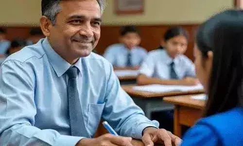 सरकारी टीचर ने छात्रा को दिया लव लेटर:गुस्साए परिजनों और ग्रामीणों ने स्कूल के गेट पर जड़ा ताला, शिक्षक सस्पेंड