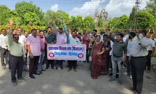शिक्षक संघ सियाराम के प्रान्तव्यापी आंदोलन के तहत शिक्षकों ने किया कलेक्ट्रेट पर प्रदर्शन शिक्षक संघ सियाराम के प्रान्तव्यापी आंदोलन के तहत शिक्षकों ने किया कलेक्ट्रेट पर प्रदर्शन