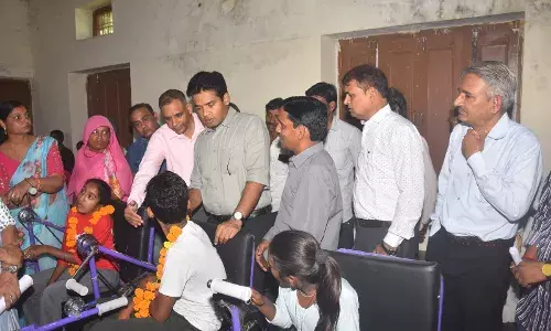 बच्चों को सीवीआरटी संस्थान द्वारा स्टेशनरी किट वितरित