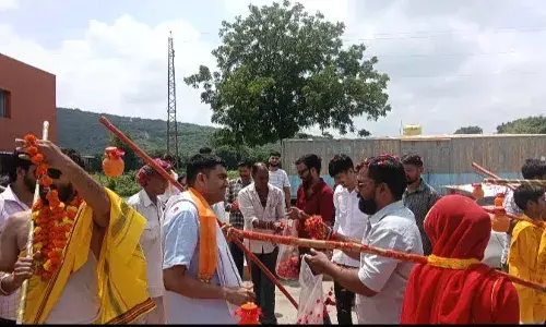 अच्छी बरसात एवं सुख शांति की कामना को लेकर कावड़ यात्रा का आयोजन अच्छी बरसात एवं सुख शांति की कामना को लेकर कावड़ यात्रा का आयोजन