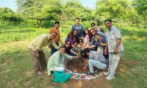 एक पेड़ मां के नाम के तहत बरगद का पेड़ लगाया