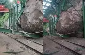 हरिद्वार-मोतीचूर रेलवे ट्रैक पर गिरा बोल्डर,उदयपुर-हरिद्वार एक्सप्रेस    रास्ते में अटकी