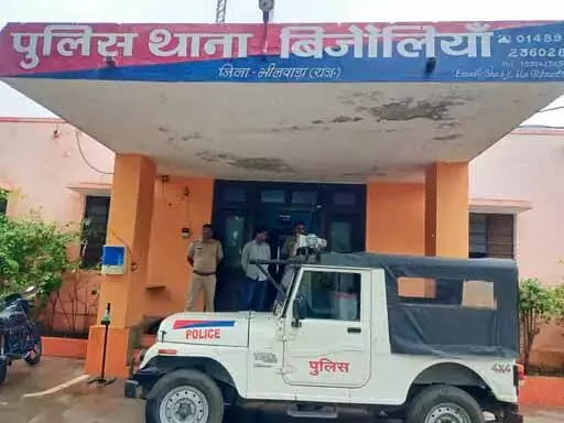 बिजौलिया में पुलिस की नाकाबंदी तोड़ भागे तस्कर, 10 किलो अफीम डोडा चूरा बरामद बिजौलिया में पुलिस की नाकाबंदी तोड़ भागे तस्कर, 10 किलो अफीम डोडा चूरा बरामद